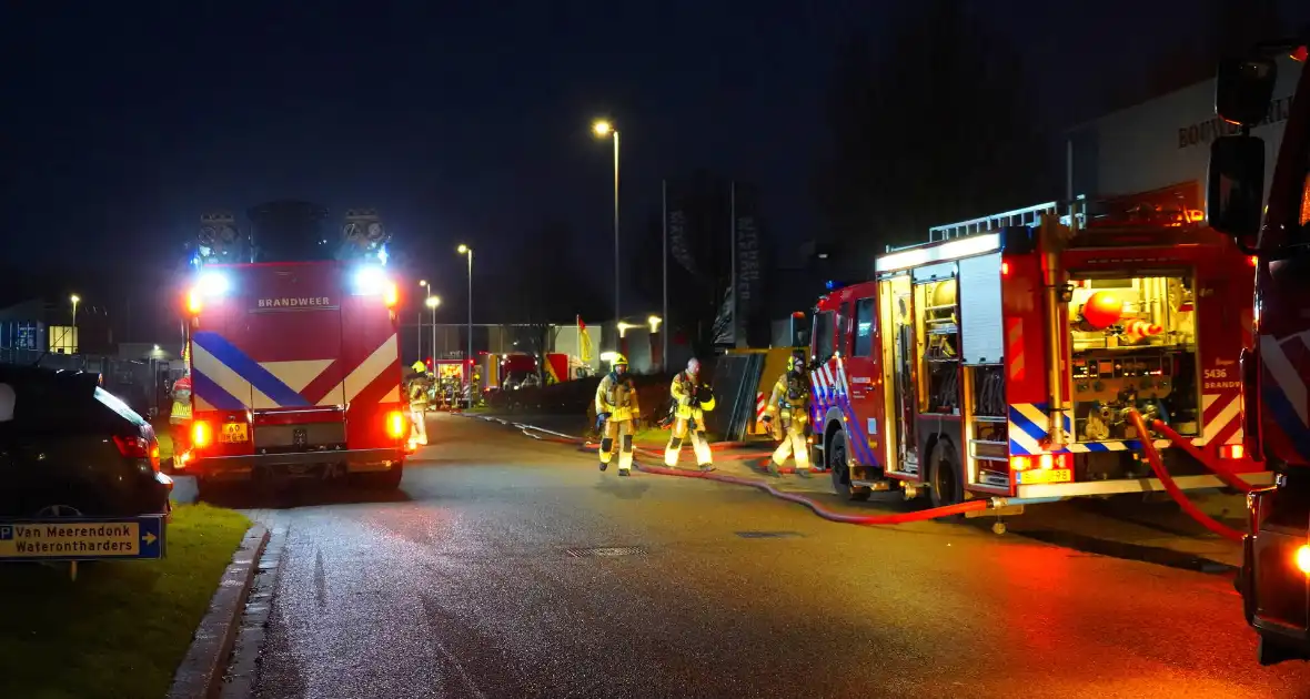 Voertuig vliegt in brand in garagebedrijf