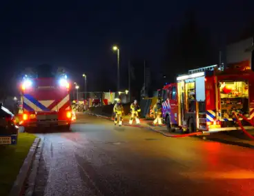 Voertuig vliegt in brand in garagebedrijf