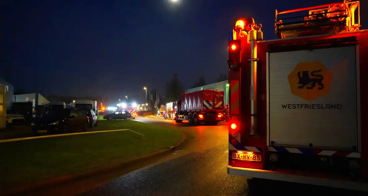 Voertuig vliegt in brand in garagebedrijf - Foto 1