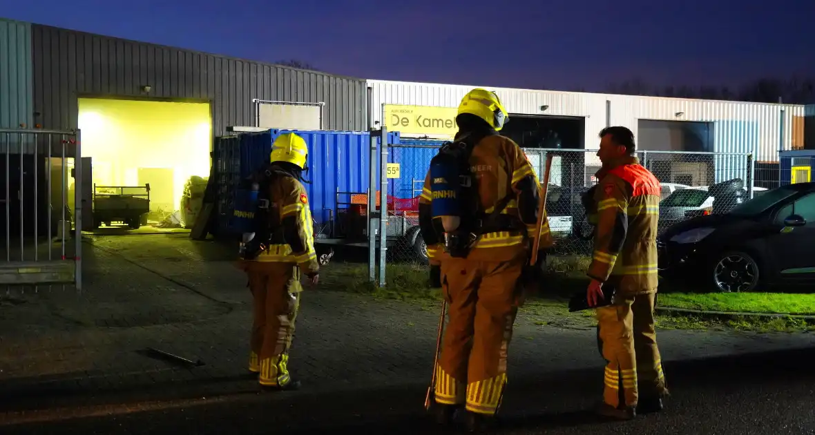 Voertuig vliegt in brand in garagebedrijf - Foto 2