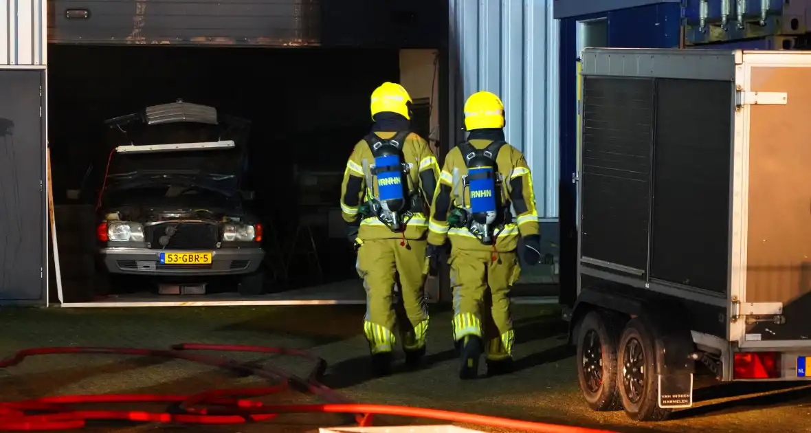 Voertuig vliegt in brand in garagebedrijf - Foto 3