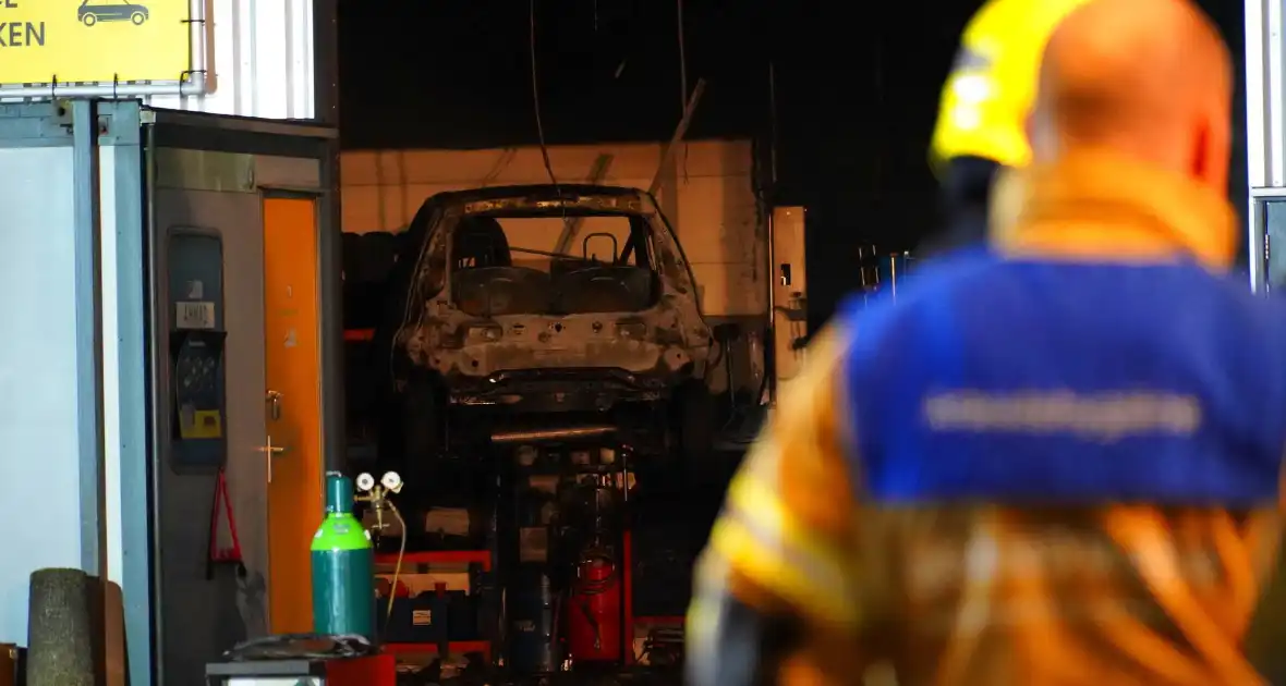 Voertuig vliegt in brand in garagebedrijf - Foto 4