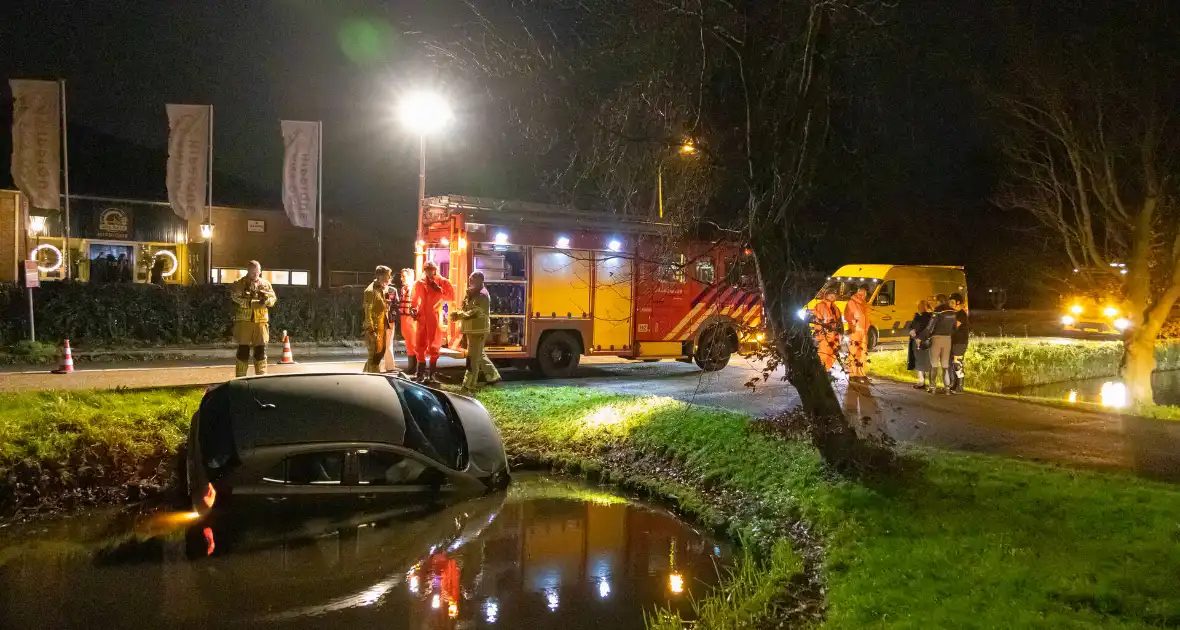 Beschonken automobilist raakt te water