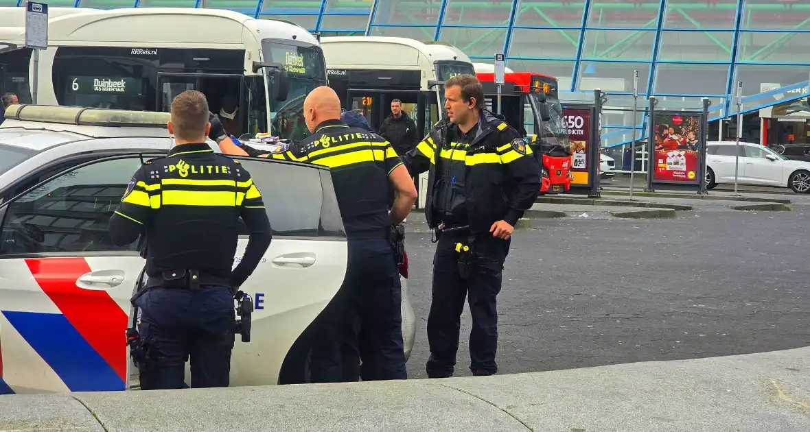 Politie houdt schreeuwende man aan in centrum - Foto 1