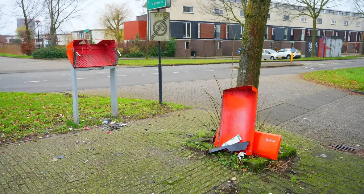 Postnl brievenbus opgeblazen, post ligt op straat