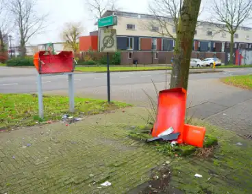 Postnl brievenbus opgeblazen, post ligt op straat