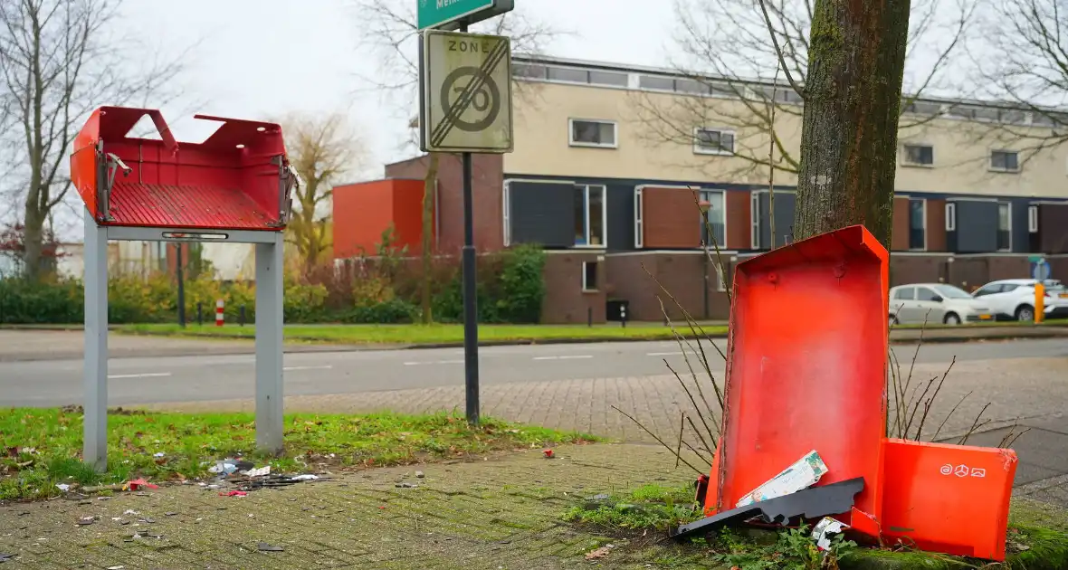 Postnl brievenbus opgeblazen, post ligt op straat - Foto 1