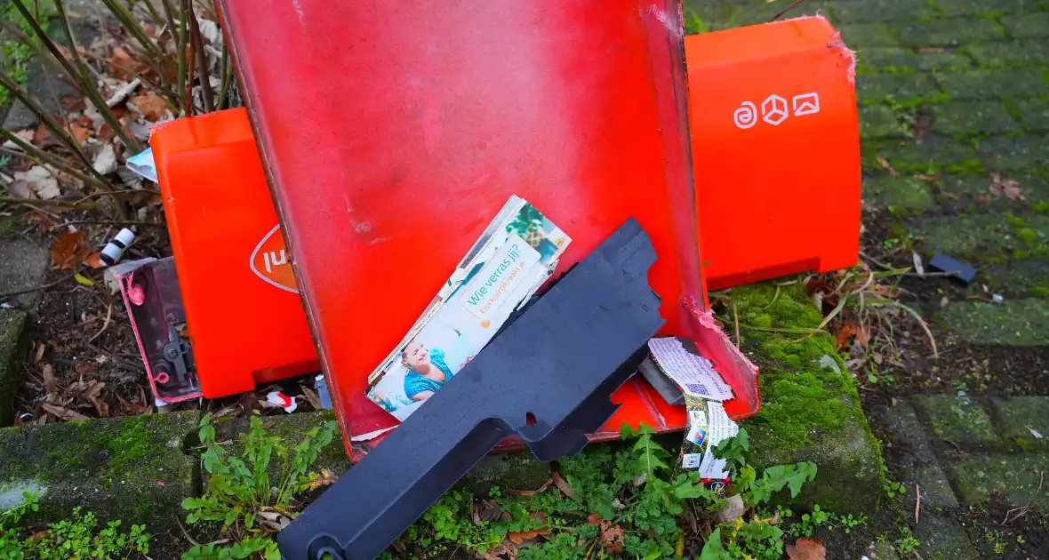 Postnl brievenbus opgeblazen, post ligt op straat - Foto 2