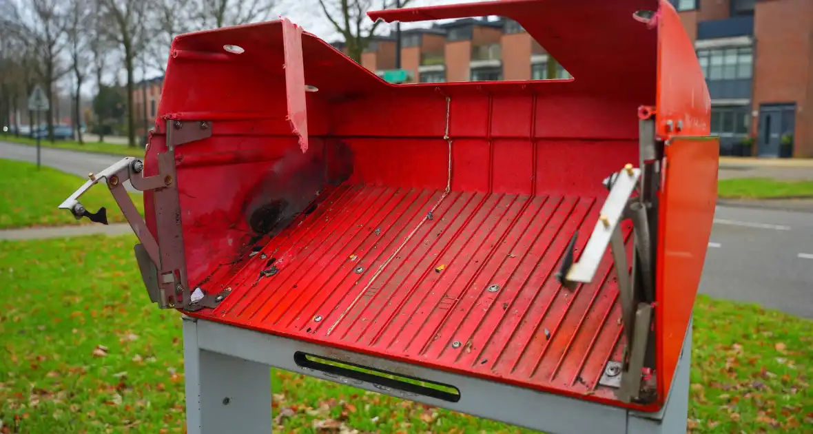 Postnl brievenbus opgeblazen, post ligt op straat - Foto 3