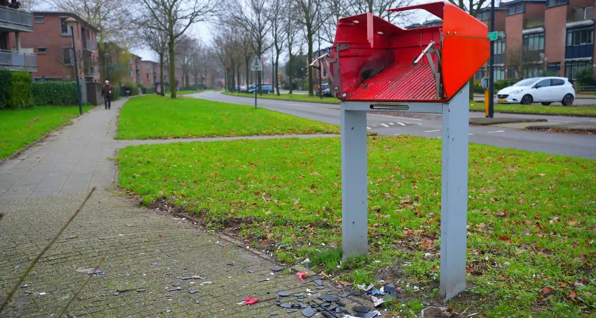 Postnl brievenbus opgeblazen, post ligt op straat - Foto 4