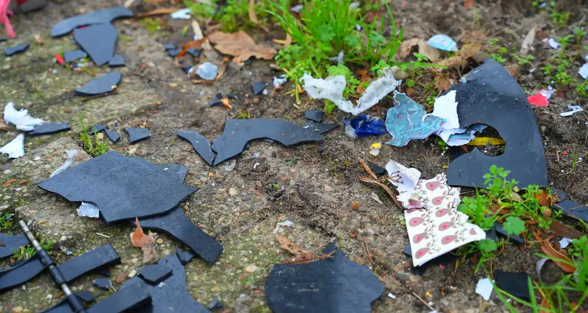 Postnl brievenbus opgeblazen, post ligt op straat - Foto 5