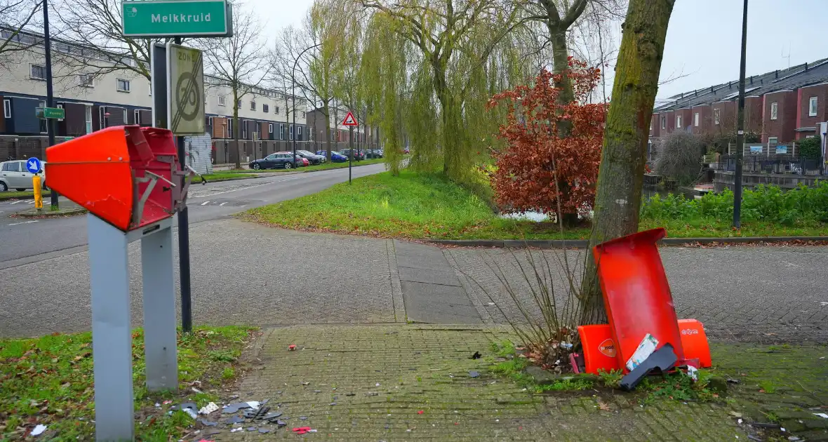 Postnl brievenbus opgeblazen, post ligt op straat - Foto 6