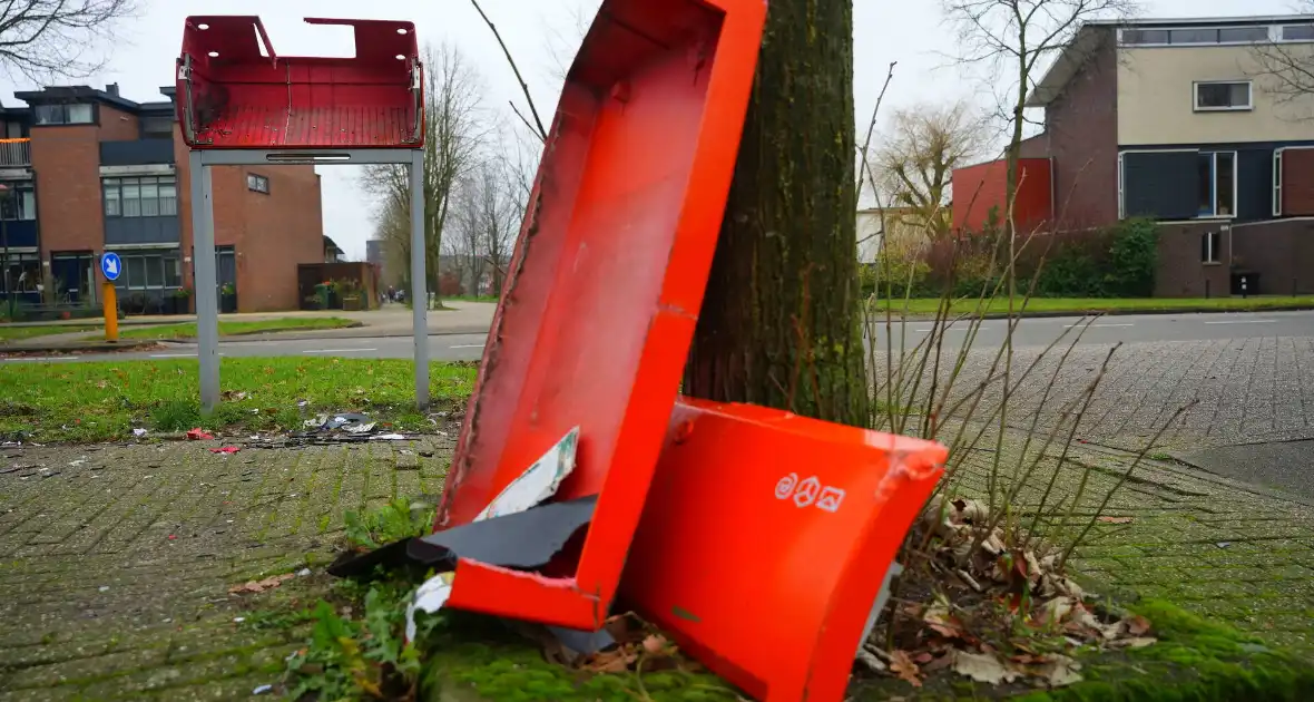 Postnl brievenbus opgeblazen, post ligt op straat - Foto 7