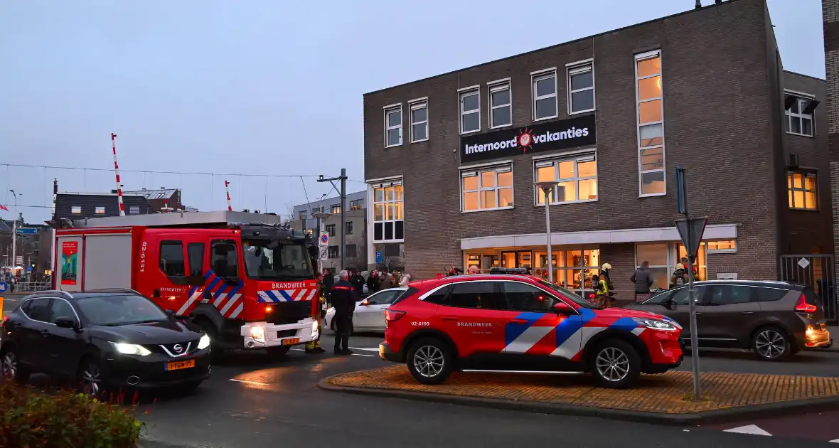 Brandweer onderzoekt gaslucht in reisbureau