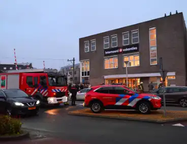 Brandweer onderzoekt gaslucht in reisbureau