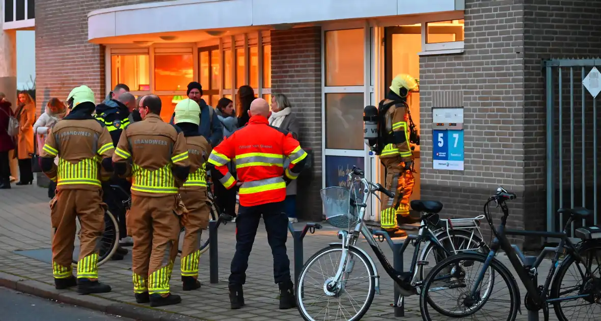 Brandweer onderzoekt gaslucht in reisbureau - Foto 3