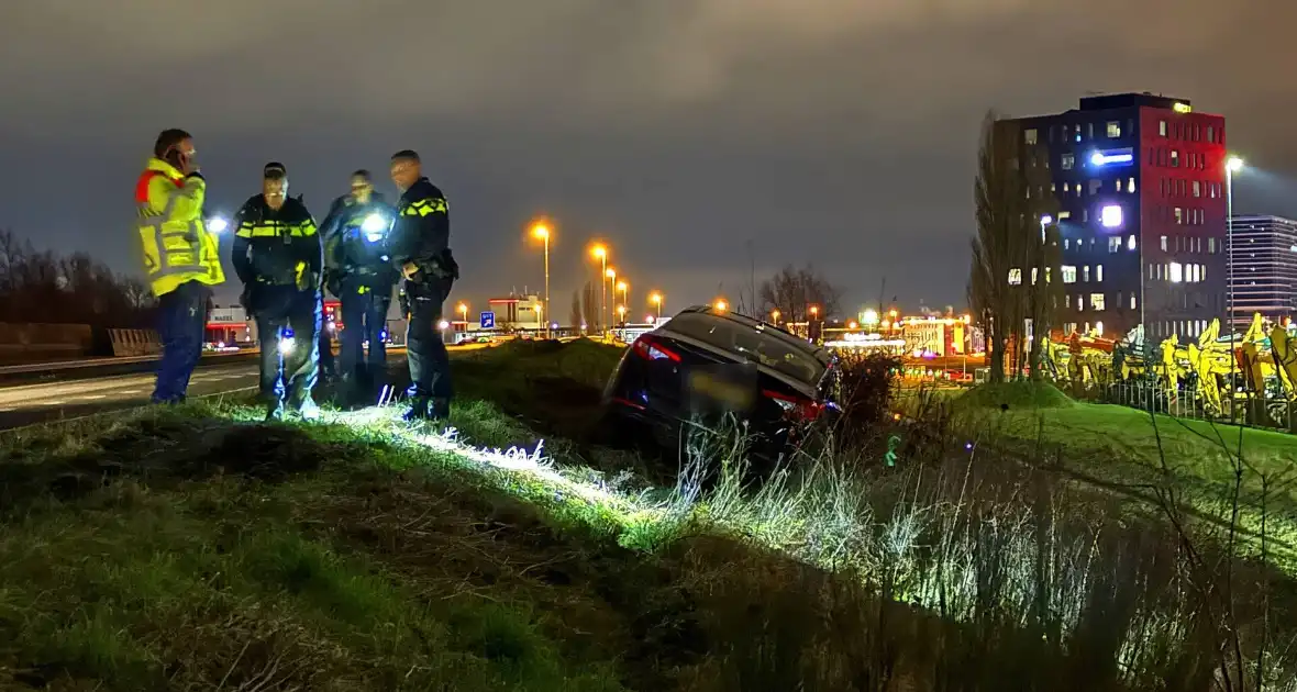 Automobilist belandt in de berm