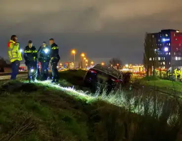 Automobilist belandt in de berm