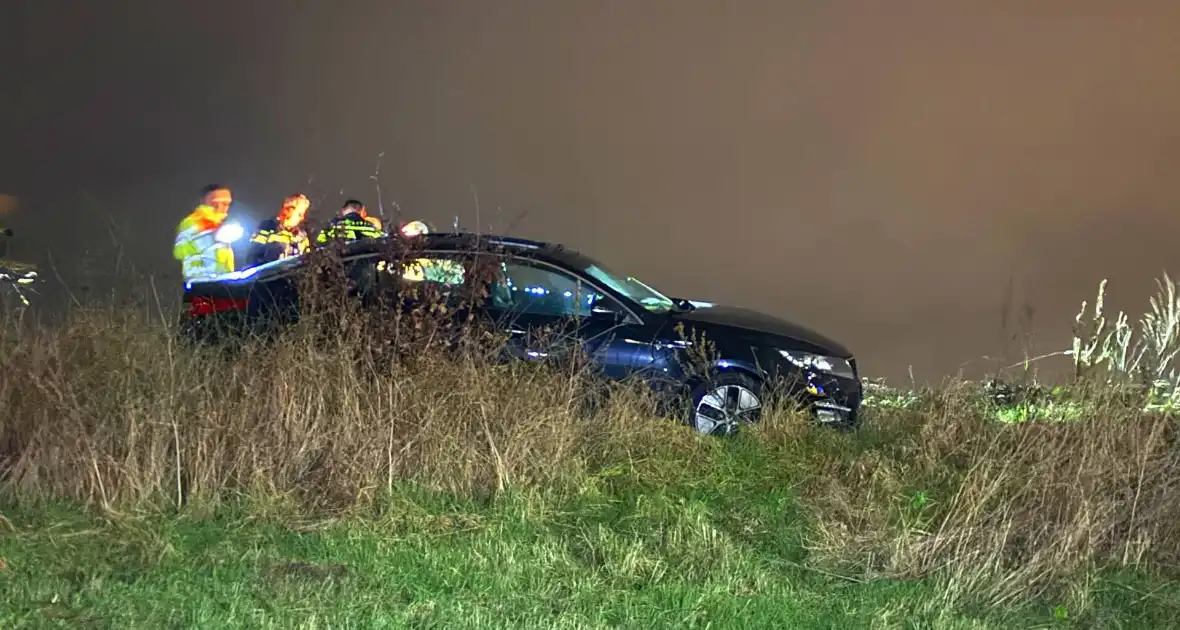 Automobilist belandt in de berm - Foto 1