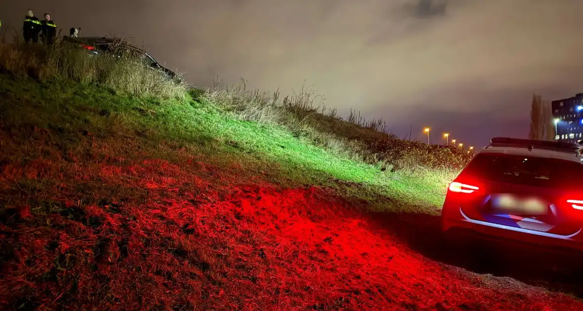 Automobilist belandt in de berm - Foto 3