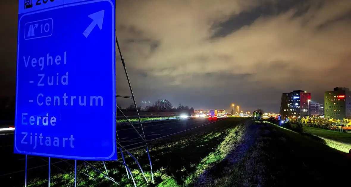 Automobilist belandt in de berm - Foto 4