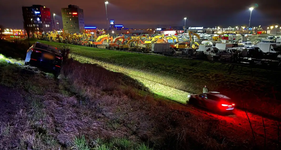 Automobilist belandt in de berm - Foto 5