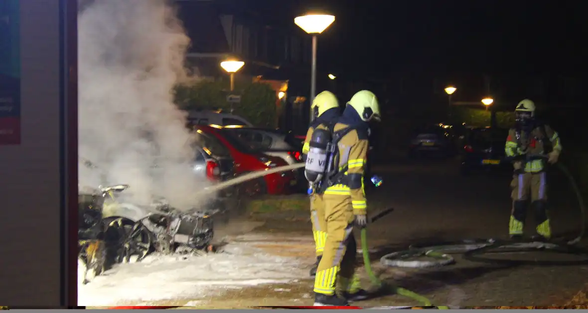 Geparkeerde auto's verwoest door brand - Foto 12