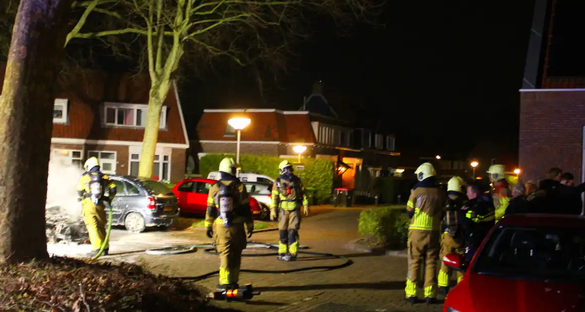 Geparkeerde auto's verwoest door brand - Foto 13