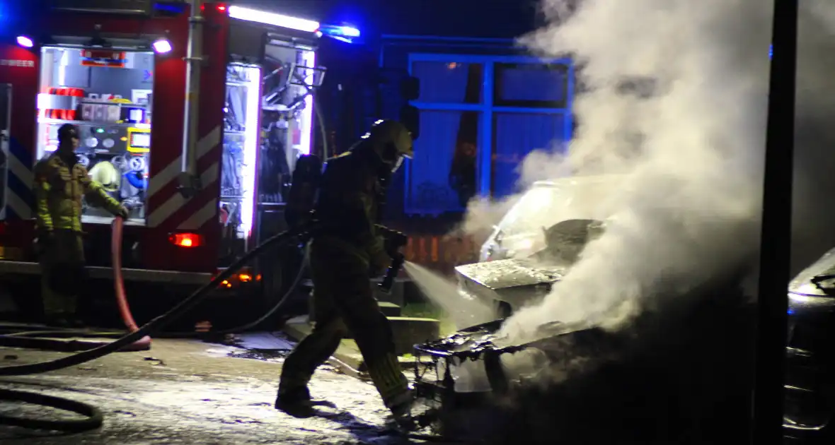 Geparkeerde auto's verwoest door brand - Foto 8