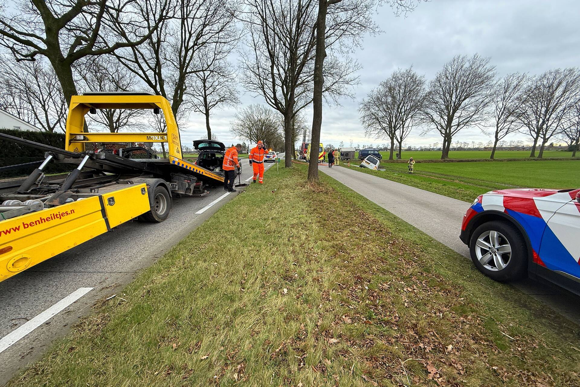 Bestelbus belandt in sloot na botsing