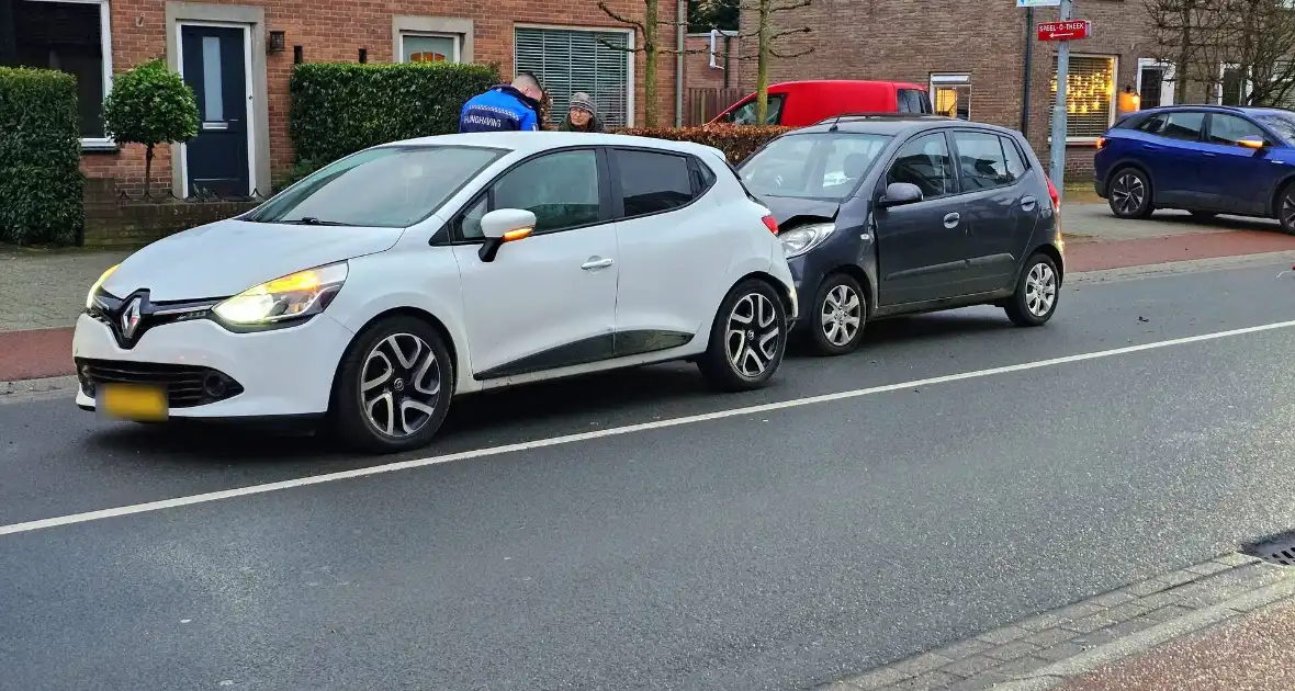 Flinke schade bij kettingbotsing met drie voertuigen - Foto 1