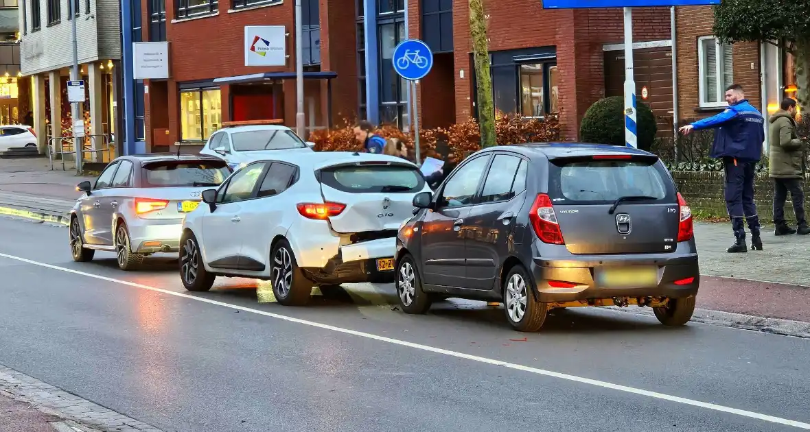 Flinke schade bij kettingbotsing met drie voertuigen - Foto 2