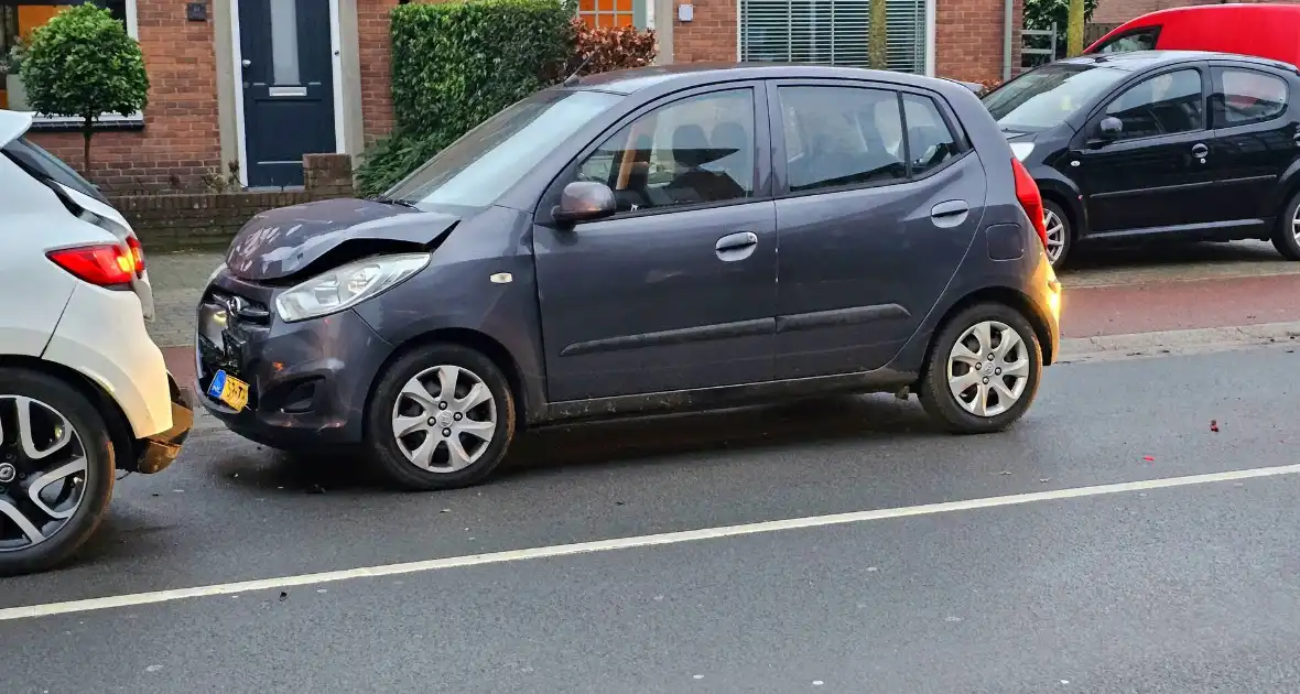 Flinke schade bij kettingbotsing met drie voertuigen - Foto 4