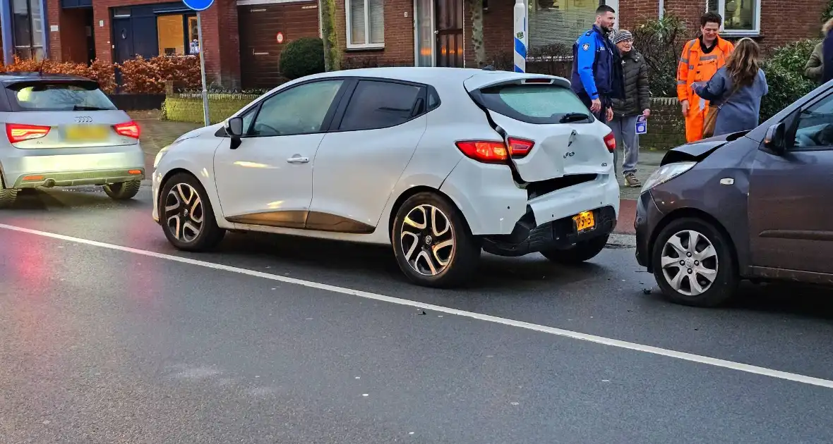 Flinke schade bij kettingbotsing met drie voertuigen - Foto 5