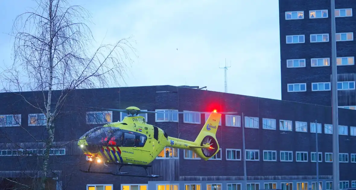 Automobilist botst bij wasstraat in wasbox tegen muur