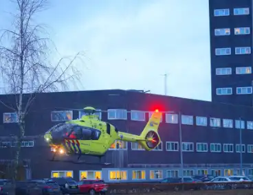 Automobilist botst bij wasstraat in wasbox tegen muur