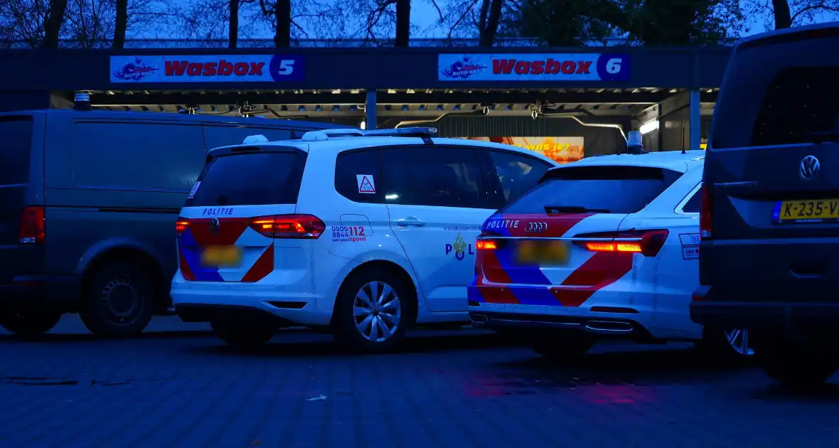 Automobilist botst bij wasstraat in wasbox tegen muur - Foto 4