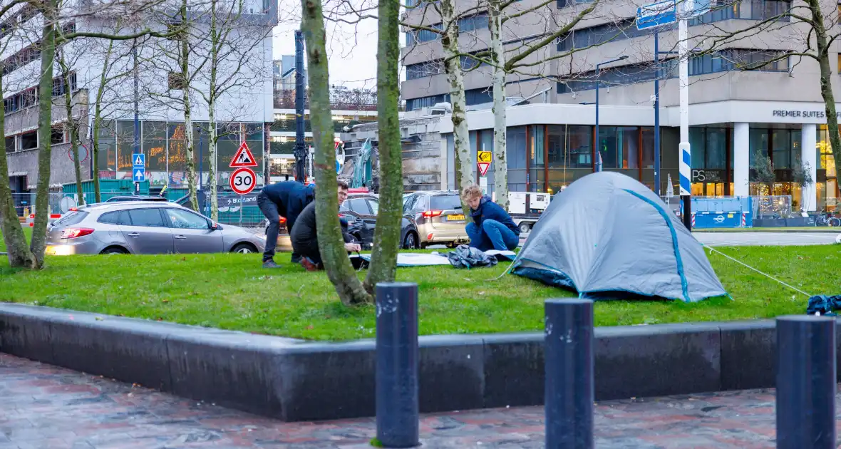 Demonstratie voor stoeptegel Benjamin