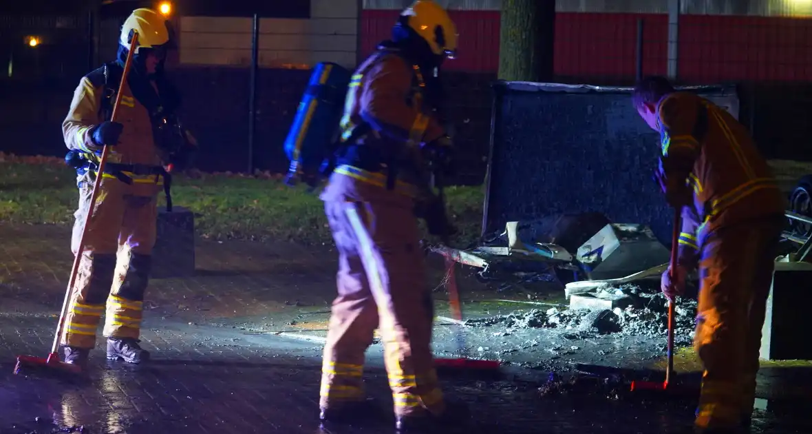 Traditiegetrouw gaat aanhanger in vlammen op - Foto 4