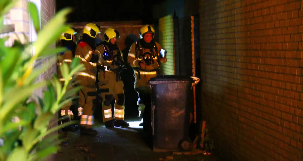 Container in schuur vliegt in brand