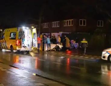 Voetganger zwaargewond bij botsing met bestelbus