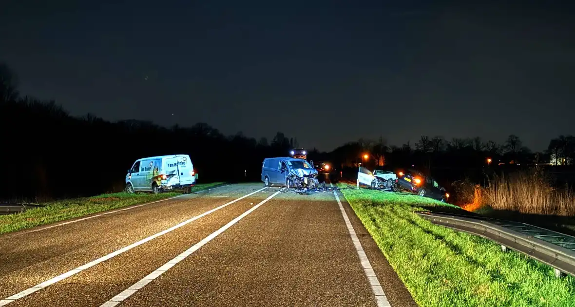 Gewonden en ravage na botsing tussen meedere voertuigen