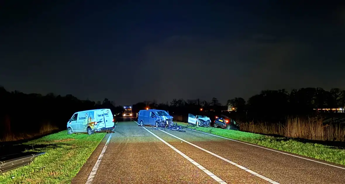 Gewonden en ravage na botsing tussen meedere voertuigen - Foto 4