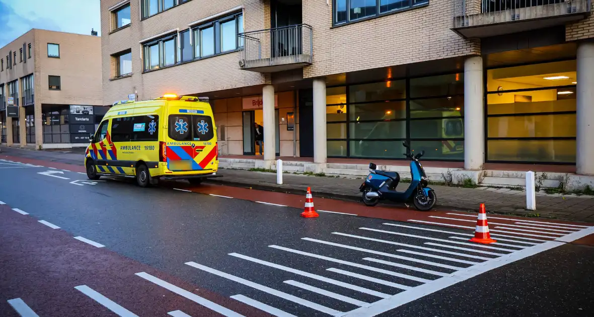 Scooterrijder rijdt voetganger aan - Foto 1