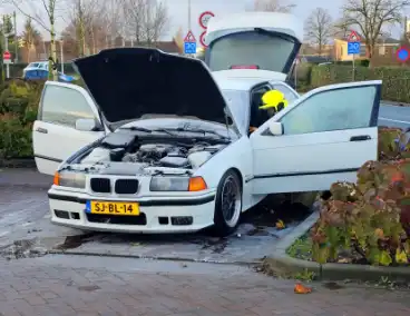 Brand in geparkeerde auto, brandweer blust