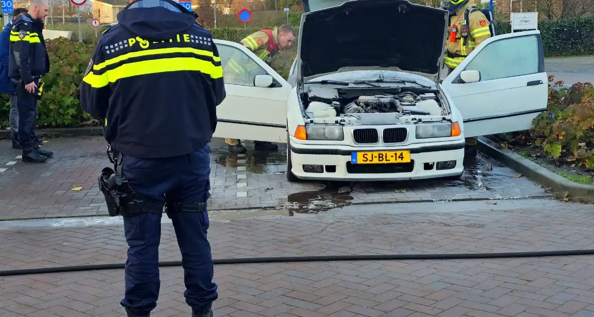 Brand in geparkeerde auto, brandweer blust - Foto 1