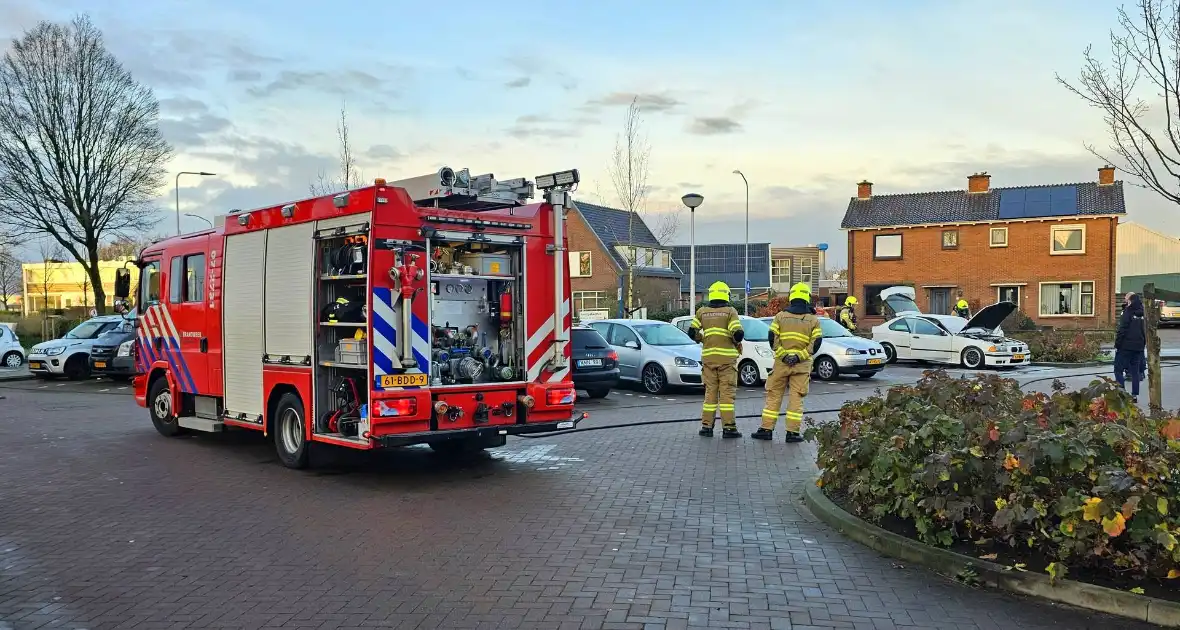 Brand in geparkeerde auto, brandweer blust - Foto 3