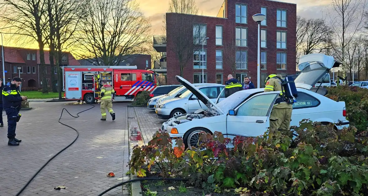 Brand in geparkeerde auto, brandweer blust - Foto 5