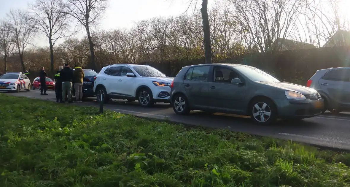 Fikse schade bij kop-staartbotsing tussen drie voertuigen - Foto 1