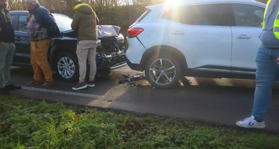 Fikse schade bij kop-staartbotsing tussen drie voertuigen - Foto 2